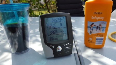Dette billede siger alt. Cola, temperatur på over 39 grader i skyggen og solcreme. Der var varmt i det nordlige Tjekkiet denne sommer. Søen ved campingpladsen blev brugt flittigt.